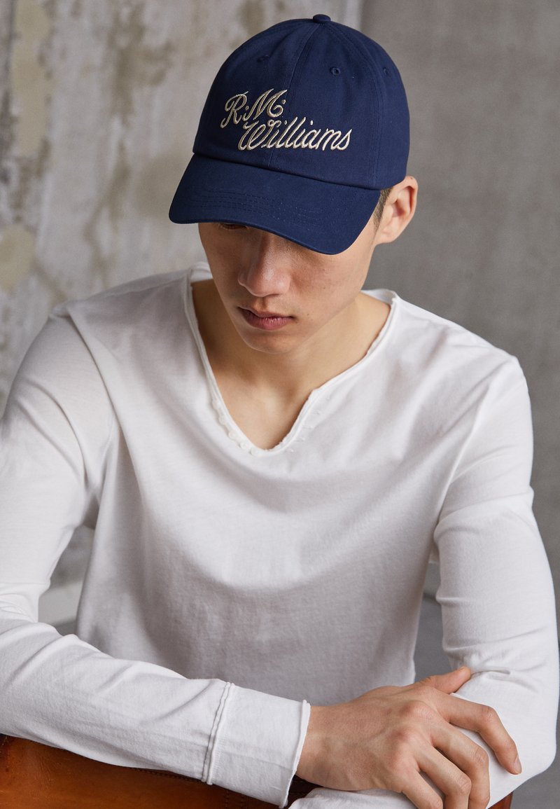 Herren Mützen, Hüte & Caps | R. M. WILLIAMS SCRIPT UNISEX Cap navy/bone/dunkelblau - XM46363 Herren Mützen, Hüte & Caps | R. M. WILLIAMS SCRIPT UNISEX Cap navy/bone/dunkelblau - XM46363