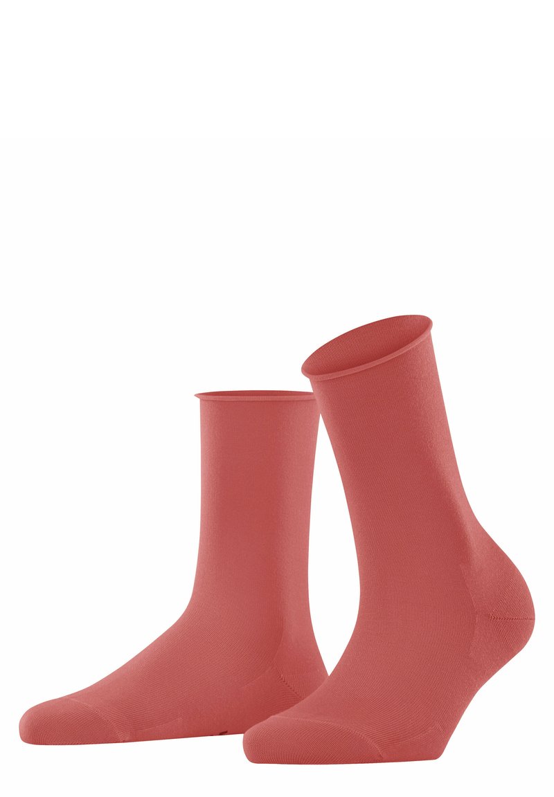 Korallenfarbene Knöchelsocken aus weichem Stoff mit glatter Textur und gerippten Bündchen, die verstärkte Fersen- und Zehenbereiche aufweisen.