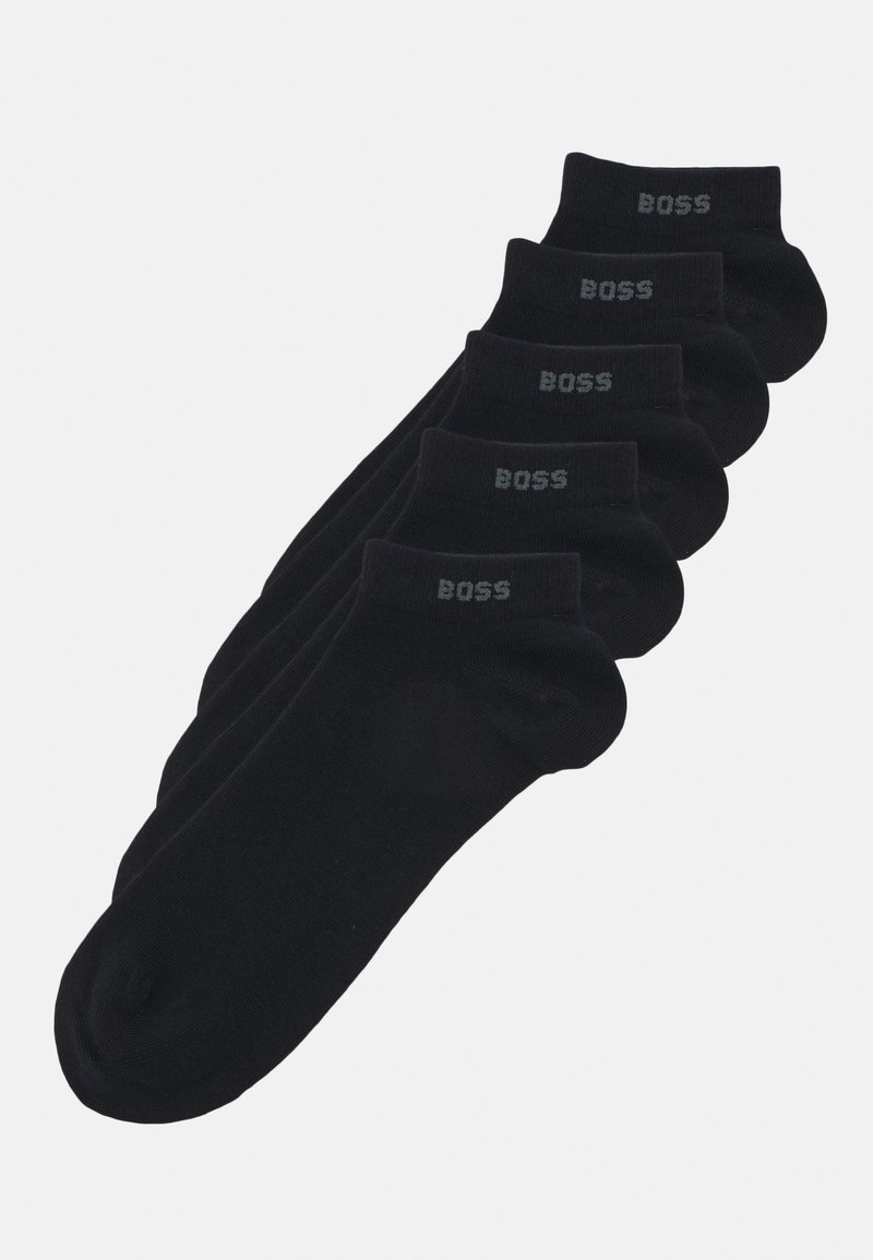 Schwarze Baumwollknöchelsocken im Fünferpack, mit einem gerippten Bündchen und subtilem grauen 'BOSS'-Logo auf jeder Socke.