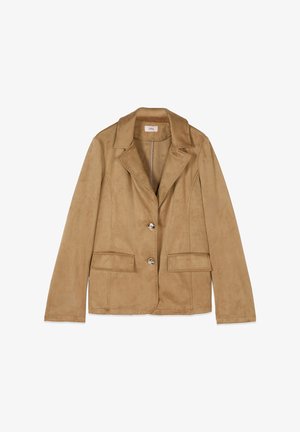 Blazer in suede marrone chiaro con revers a lancia, due bottoni e tasche con patta, mostrato disteso su uno sfondo bianco.