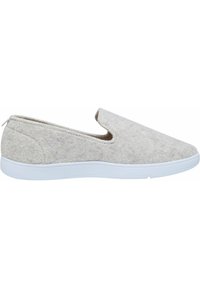 Baskets slip-on gris clair en feutre avec une texture lisse, dotées d'une semelle en caoutchouc blanche et d'un design minimaliste.