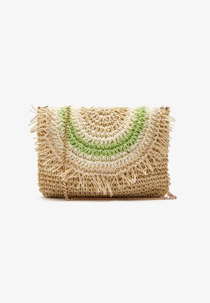 Geflochtene Strohtasche mit Fransen, rundem Häkelmuster in Beige, Weiß und Grün sowie einem dünnen goldenen Kettenriemen.
