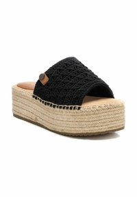Sandalias de plataforma de crochet negro con punta abierta, detalle de cuerda natural alrededor de la suela y un acento de cuero marrón en el lateral.