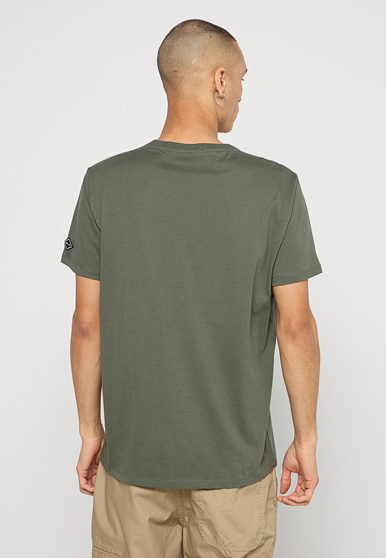 Olijfgroen katoenen t-shirt met korte mouwen, ontspannen pasvorm, ronde halslijn en een klein logodetail op de linker mouw.
