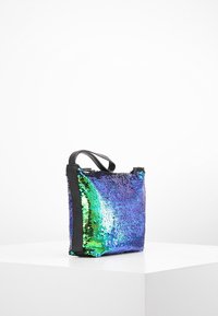 Borsa reversibile in paillettes con sfumature blu e verdi, rifiniture in finta pelle nera, forma quadrata e doppio manico. Texture liscia e superficie riflettente.