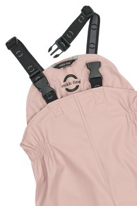 Mono impermeable rosa con tirantes negros ajustables, cintura elástica y etiqueta de logo goma. Material suave con un ligero brillo.