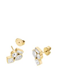Ein Paar goldene Ohrstecker mit jeweils vier unterschiedlich geformten klaren Edelsteinen, darunter runde, rechteckige, tropfenförmige und quadratische Schliffe.