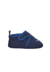 Chaussure pour bébé bleu marine douce avec bordure bleu clair et bride en Velcro, avec de petits yeux brodés sur la zone des orteils.