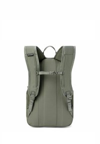 Mochila de color verde oliva con correas acolchadas, respaldo de malla y hebilla ajustable. Tela suave con un diseño elegante y funcional.