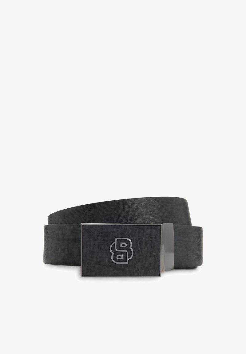 Ceinture en cuir noir avec une finition texturée, dotée d'une boucle rectangulaire argentée avec un logo embossé. Design simple et moderne.