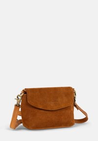 Braune Wildleder-Crossbody-Tasche mit Klappenverschluss, verstellbarem Tragegurt und Messingbeschlägen. Verfügt über eine glatte Textur und ein minimalistisches Design.
