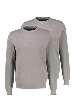 Dwa identyczne, jasnoszare swetry z dzianiny o fakturze, z okrągłym dekoltem, długimi rękawami, ściągaczami na mankietach i dole, przedstawione przodem, lekko pochylone.