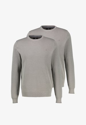 Zwei identische hellgraue, strukturiert gestrickte Pullover mit U-Boot-Ausschnitt, langen Ärmeln sowie gerippten Bündchen und Saum, frontal und leicht schräg dargestellt.