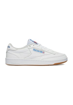Weißer Reebok-Sneaker mit niedrigem Schnitt, blauem Markenlogo, weißen Schnürsenkeln und Kautschuksohle, seitlich auf weißem Hintergrund dargestellt.