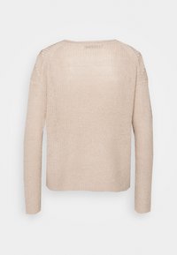 Jasno beżowy sweter dzianinowy z długimi rękawami, o otwartym splocie i prostym kroju. Minimalistyczny design bez widocznych elementów metalowych lub wzorów.