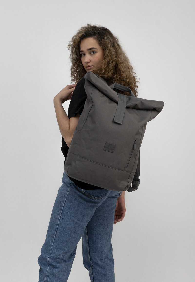 Johnny Urban ROBIN LARGE ROLL TOP BACKPACK Rucksack dunkelgrau