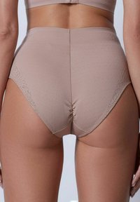 Högmidjade beige underkläder med en slät yta, prydda med intrikata spetsdetaljer längs kanterna och en rynkad bakdesign.