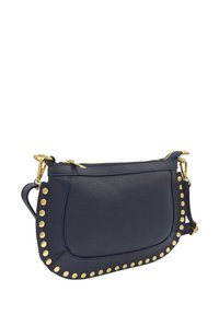 Sac à bandoulière en cuir marine avec accents en studs dorés, fermeture zippée et bandoulière ajustable. Surface texturée et forme arrondie.