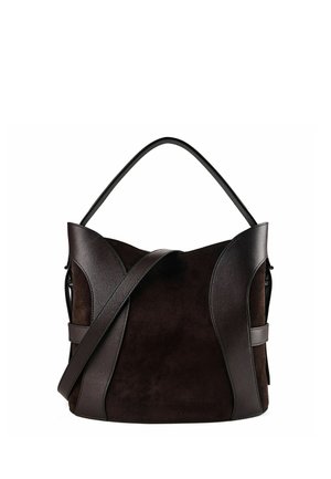 Dunkelbraune Wildleder- und Ledertasche mit geschwungenen Lederakzenten, einem oberen Griff und einem langen verstellbaren Schulterriemen.
