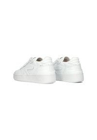 Witte sneakers met een glad synthetisch bovenwerk, contrasterende stiksels, vetersluiting en een gestructureerde rubberen zool met een lichte plateau.