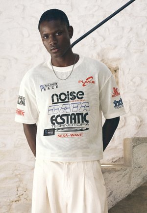 Bershka, RED RACING - BOXY T-SHIRT - T-shirt à manches longues - beige