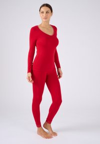 Rotes Thermal-Set bestehend aus langärmligem Oberteil und Leggings, mit glatter Textur, V-Ausschnitt und Spitzenakzenten an den Knöchelabschlüssen.
