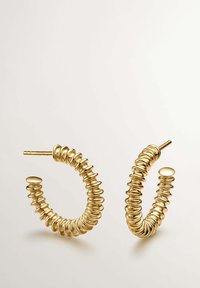 Pendientes de aro de oro con un diseño texturizado en espiral. Los pendientes tienen un acabado pulido y un cierre de poste para un uso seguro.