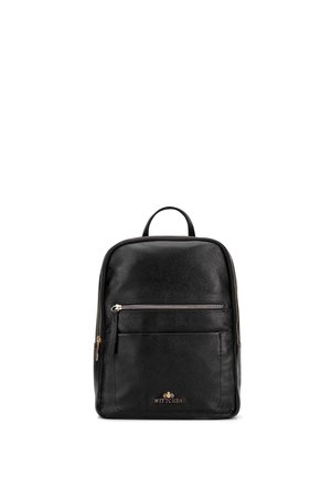 Černý kožený batoh s texturovaným povrchem, má přední zipovou kapsu, zlatavé hardwarové detaily a výrazné logo na spodní části.