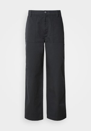 Platām kāju bikses tumši zila kokvilnas audumā, kas aprīkotas ar priekšējām kabatām un pogu aizdari. Gluda tekstūra ar minimālistisku dizainu.