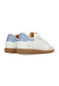 Zapatillas de cuero blancas con un respaldo azul claro y acentos crema. Suela de goma con agarre texturizado, con un "FDLB" en relieve en el talón.