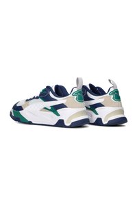 Witte en marineblauwe sneakers met groene accenten, voorzien van een gestructureerd bovenwerk, een gevoerde zool en een lus aan de hiel voor eenvoudig aan- en uittrekken.