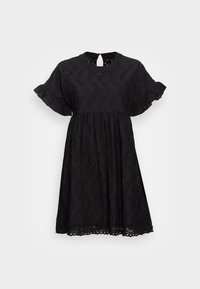 Vestido negro de tela ligera, con mangas cortas con volantes, escote redondo y detalles de ojales en toda la prenda. Espalda con abertura en forma de ojo.