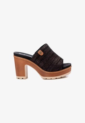 Mules de plataforma tejidos en negro, con punta abierta, tacón bloque en color marrón claro y superficie texturizada. Presenta un pequeño detalle de la marca en marrón en el lateral.