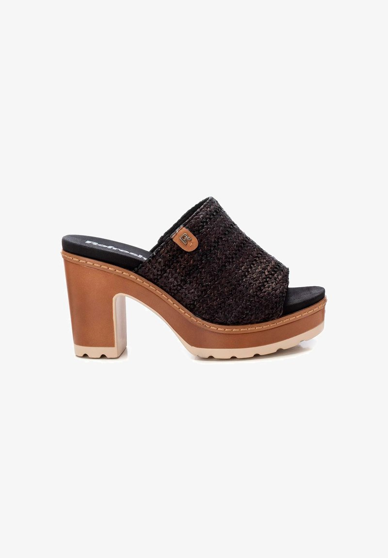 Mules de plataforma tejidos en negro, con punta abierta, tacón bloque en color marrón claro y superficie texturizada. Presenta un pequeño detalle de la marca en marrón en el lateral.