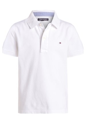 Biała koszulka polo z krótkim rękawem, kołnierzykiem, dwoma guzikami oraz małym logo Tommy Hilfiger na lewej piersi.