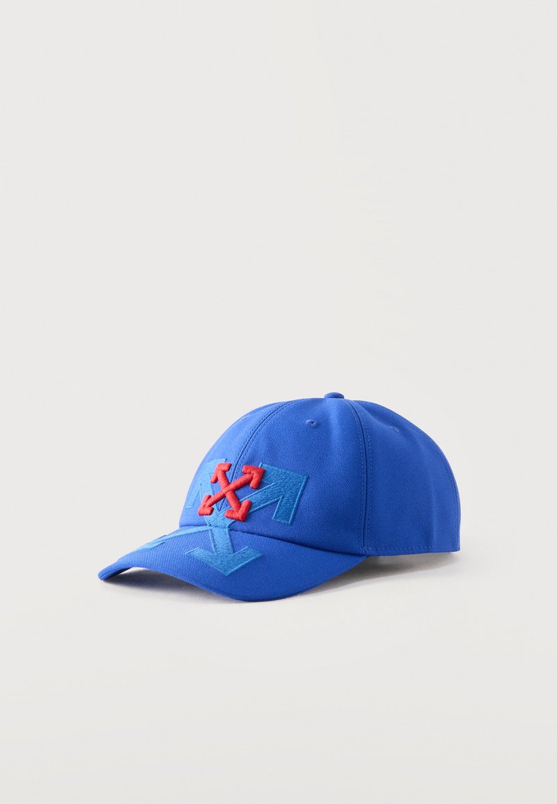 Casquette de baseball bleue avec un motif de flèche rouge brodé sur de plus grandes flèches bleues sur le panneau avant et la visière, sur un fond clair uni.