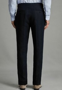 Pantaloni de ceremonie navy dintr-un material ușor, cu front plat, două buzunare pe spate și o croială ajustată.