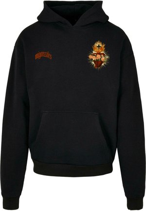 Juodas džemperis su priekine kišene, puikuojantis spalvingu širdies ir gėlių dizainu ant krūtinės bei oranžiniu tekstu "migonztales."