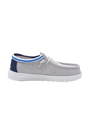 Scarpa casual slip-on grigio chiaro con suola bianca, tallone blu navy, rifiniture blu e bianche e lacci bianchi, vista laterale su sfondo bianco.