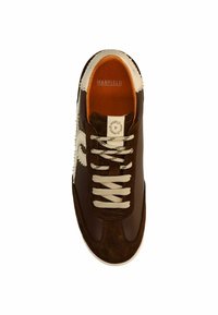 Brown leather and suede sneaker with beige accents, round toe, beige laces, and branded insole. Textured surface with contrasting materials.