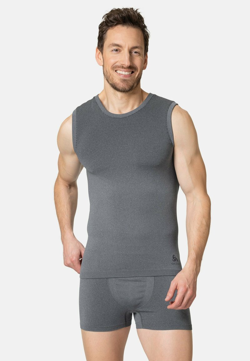 Grå ärmlös termotransporttopp med mönster, figurnära design och matchande grå shorts, tillverkade av elastisk tyg.