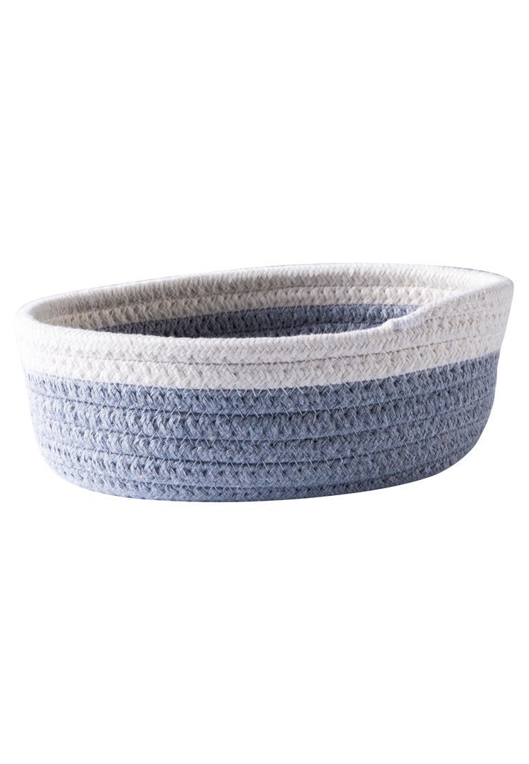 Cesto intrecciato di forma ovale e arrotondata, caratterizzato da una gradazione di colori bianco, grigio chiaro e grigio scuro, finitura testurizzata e dettagli intrecciati.