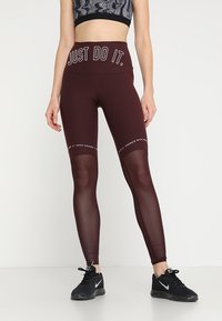  leggings bordeaux a vita alta con pannelli in rete e testo bianco "JUST DO IT." Tessuto testurizzato, design attillato adatto per l'abbigliamento attivo.