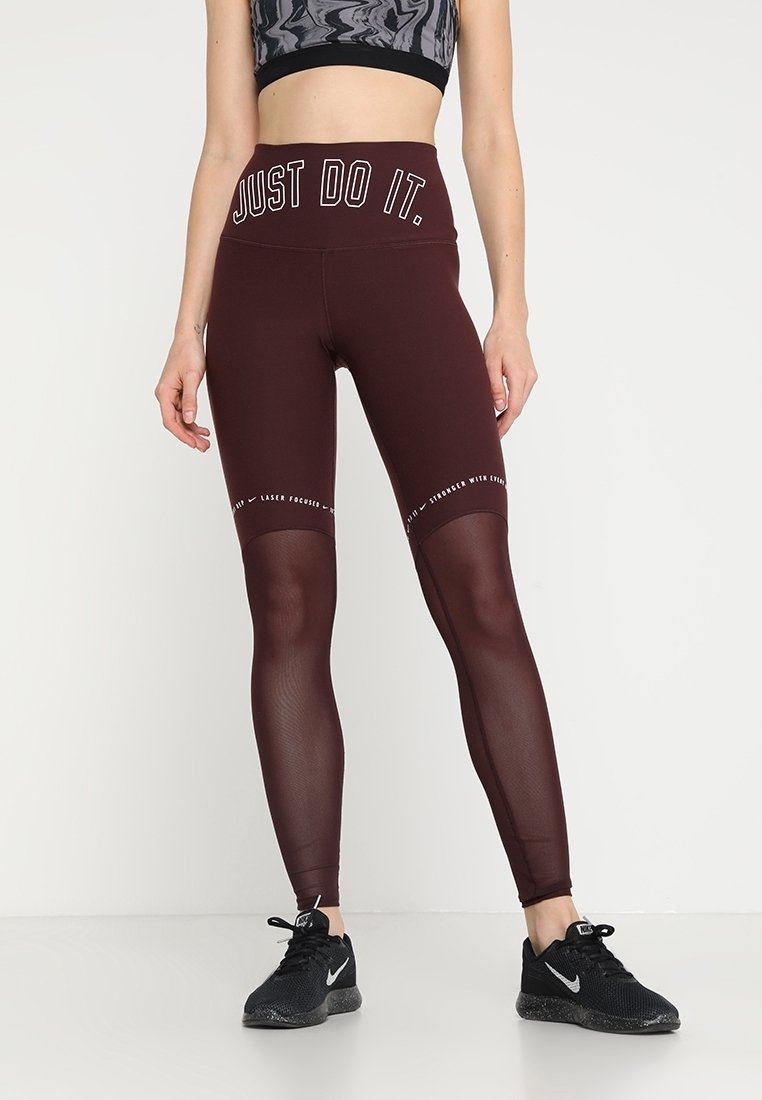 leggings bordeaux a vita alta con pannelli in rete e testo bianco "JUST DO IT." Tessuto testurizzato, design attillato adatto per l'abbigliamento attivo.