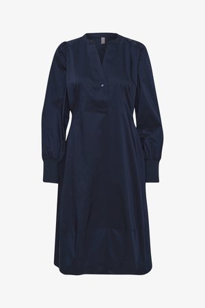 Tumedress V-kaelusega, pikkade puhvärvlitega ja elastsete mansettidega. Sile riie minimaalse detailiga, ulatub just üle põlve.