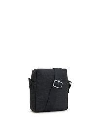 Borsa a tracolla nera in tessuto, di forma quadrata, con chiusura a zip, tracolla regolabile e texture sottile. Presenta tasche laterali e accessori metallici.