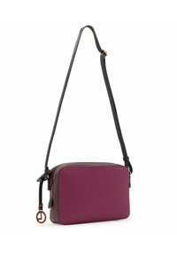 Lila Leder Crossbody-Tasche mit glatter Textur, rechteckiger Form, goldenen Reißverschlussdetails und einem kontrastierenden schwarzen verstellbaren Trageriemen.