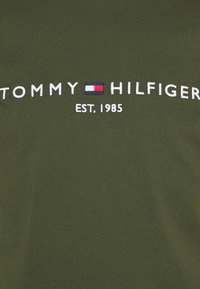 Tommy Hilfiger TOMMY LOGO TEE - T-shirt estampada - olivewood