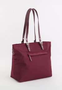 Bordeaux rode tas gemaakt van duurzaam materiaal, met dubbele schouderbanden, een voorvak met rits en zilverkleurige hardware-accenten.