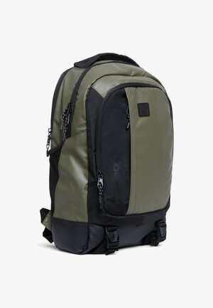 Grüner und schwarzer Rucksack mit mehreren Reißverschlussfächern und zwei vorderen Schnallen, auf weißem Hintergrund stehend.
